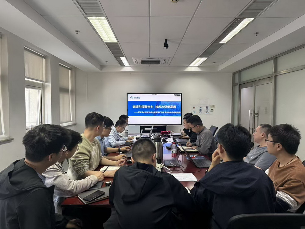 主题党日活动合影_调整大小.jpg